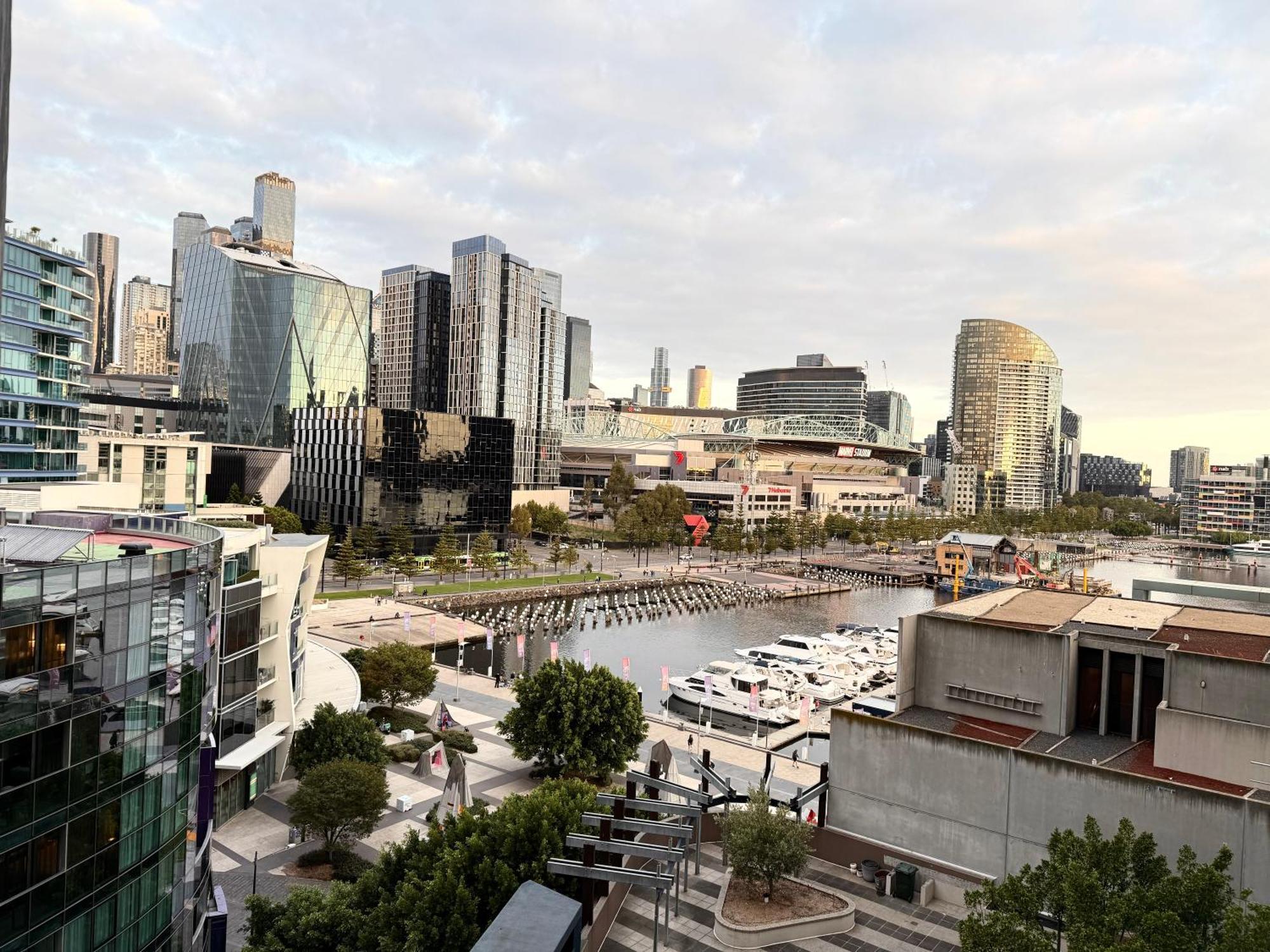 Akom At Docklands Мельбурн Экстерьер фото